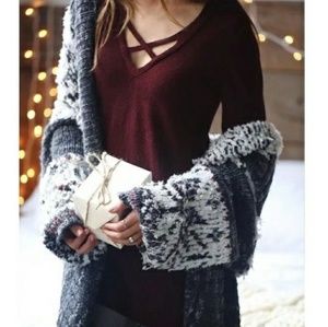 🆕⭐ Burgundy criss cross light sweater